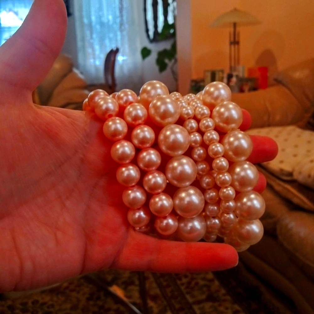 One set of 6 pink & white set of pearl bracelets!